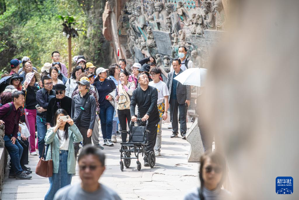 kaiyun开云网站 Kaiyun开云世界文化遗产大足石刻景区旅游人气旺(图6)